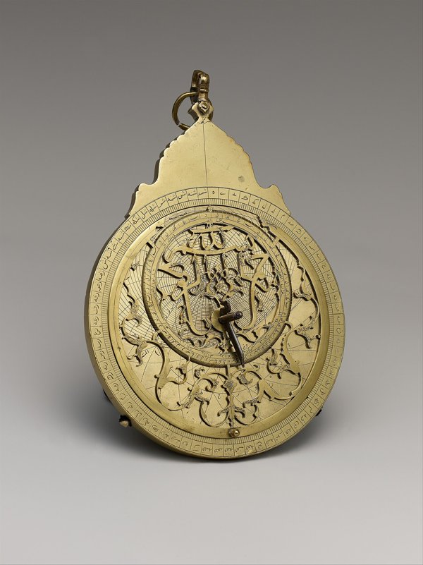 18세기 페르시아의 아스트롤라베 — 가운데 판의 촘촘한 선들이 하늘을 극에서 비춰 평면에 옮긴 그림자 지도다 (메트로폴리탄 미술관, CC0)