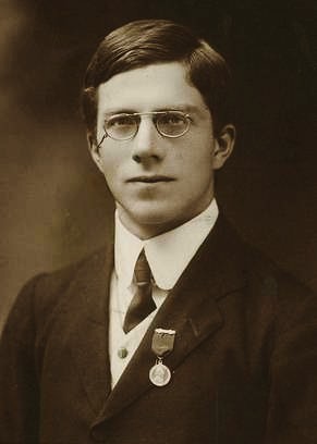로널드 피셔(1890–1962). 1913년 사진, 촬영자 모름. 출처: Wikimedia Commons(애들레이드 대학교 소장본), 퍼블릭 도메인