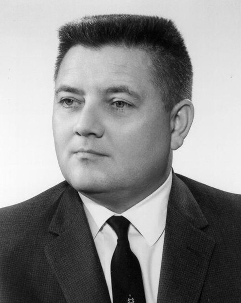 에드윈 톰슨 제인스(1922–1998). 촬영 연도 모름, 래리 브레트호스트가 퍼블릭 도메인으로 공개. 출처: Wikimedia Commons, 퍼블릭 도메인
