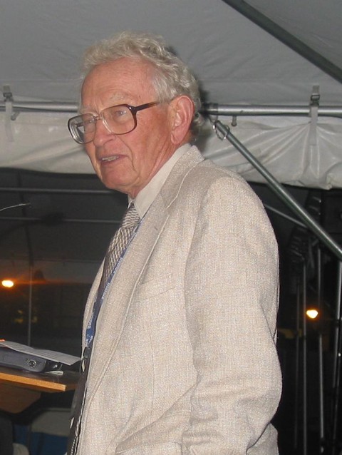 필립 워런 앤더슨(1923–2020). 2003년 예일 대학교에서 JdH 촬영. 출처: Wikimedia Commons, CC BY-SA 3.0(일부를 잘라 씀)